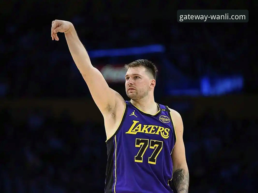 揭秘湖人锁定季后赛背后：35次赛区冠军创纪录，詹姆斯东契奇联手能否再创奇迹？